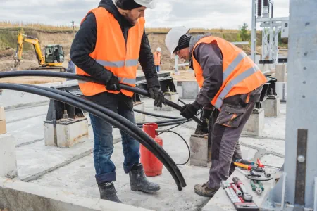 Electricista trabajando en exteriores